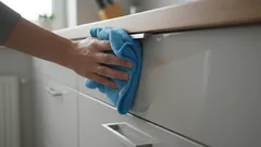 Ako za 5 minút odstrániť mastnotu z kuchynských skriniek bez použitia chemikálií a bez poškriabania