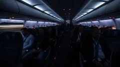 Všimli ste si, že svetlo zhasne pred štartom? Skutočný dôvod vás prekvapí