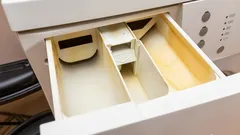 Ako vyčistiť priehradku na prací prášok v práčke a zbaviť sa zápachu bez zbytočných chemikálií