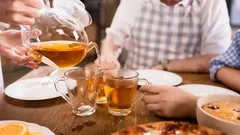 Čaj po jedle: zvyk alebo zbytočná záťaž pre organizmus?