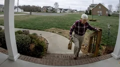 78-ročný muž rozvážal jedlo z núdze – vyzbierali pre neho milión dolárov, aby sa mohol vrátiť do dôchodku