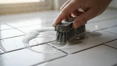 Čistenie škár, ktoré naozaj funguje: osvedčené metódy pre kúpeľňu a kuchyňu v každej domácnosti